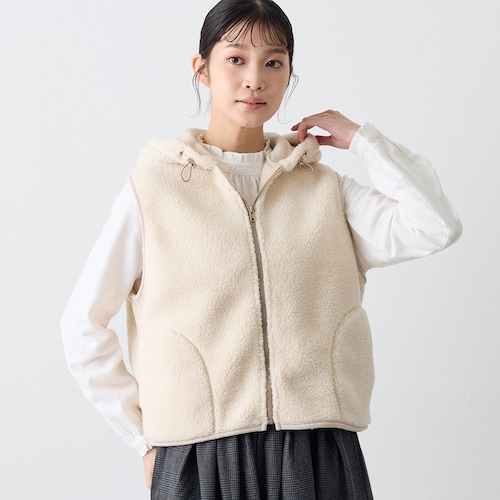 もこもこで暖かそうなフード付きボアベスト