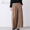ゆったりシルエットのワイドパンツ