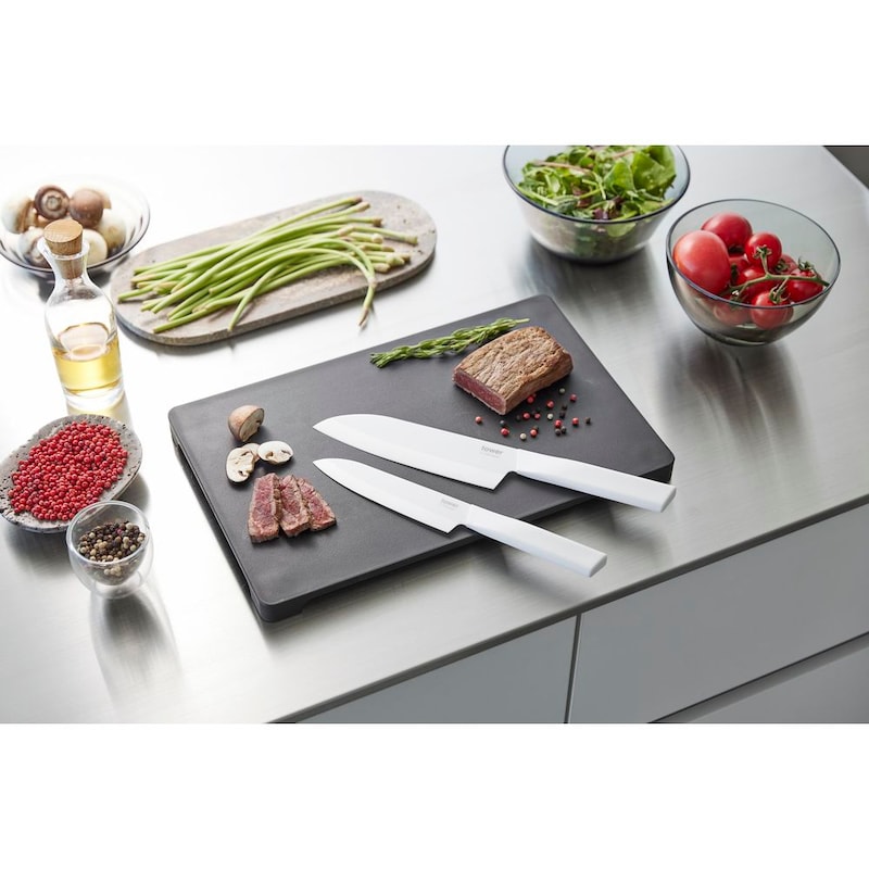 V字形状の二段刃の両刃仕様。右利き、左利き両用で使用可能