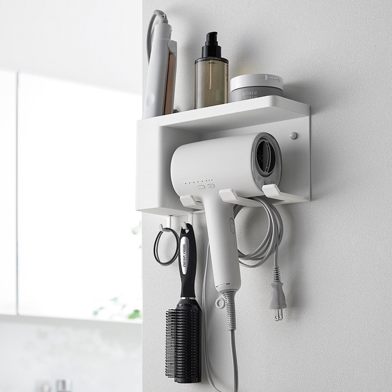 下側の引っ掛け部分や付属フックを使用してコードやブラシなども収納できます