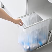 蓋を開けずに引き出すだけ！新しいスタイルの分別ゴミ袋ホルダー