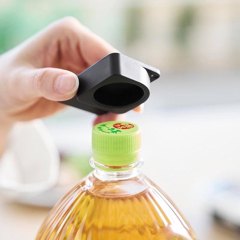 ペットボトルはキャップに差し込み回すだけで簡単に開けられます