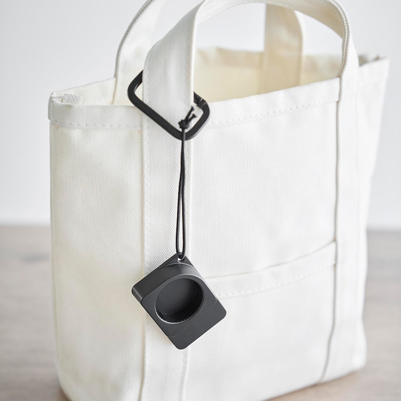 持ち運びしやすいストラップ付き