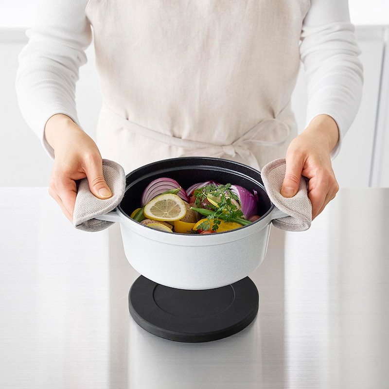 熱に強く、滑りにくい！マグネット内蔵で使いやすいシリコーン鍋敷き