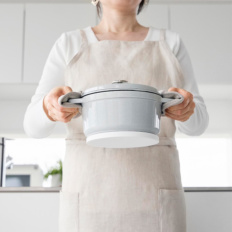 鉄製の鍋底にマグネットが内蔵された面が貼り付くので、その状態のまま鍋を持ち運べます