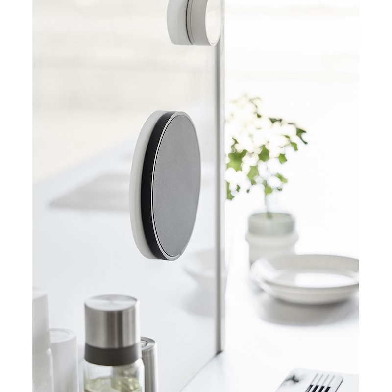 使わない時はマグネットがつく壁面に収納