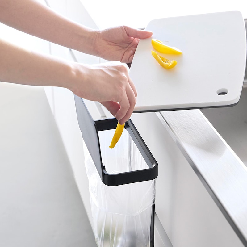 蓋を反対に取り付けると、カットした野菜をまな板から滑らせて入れやすい