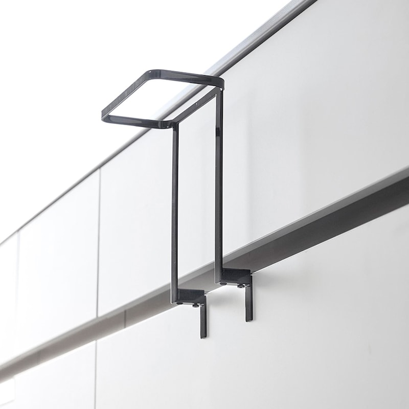 扉の厚さに合わせてボルトで調節できます