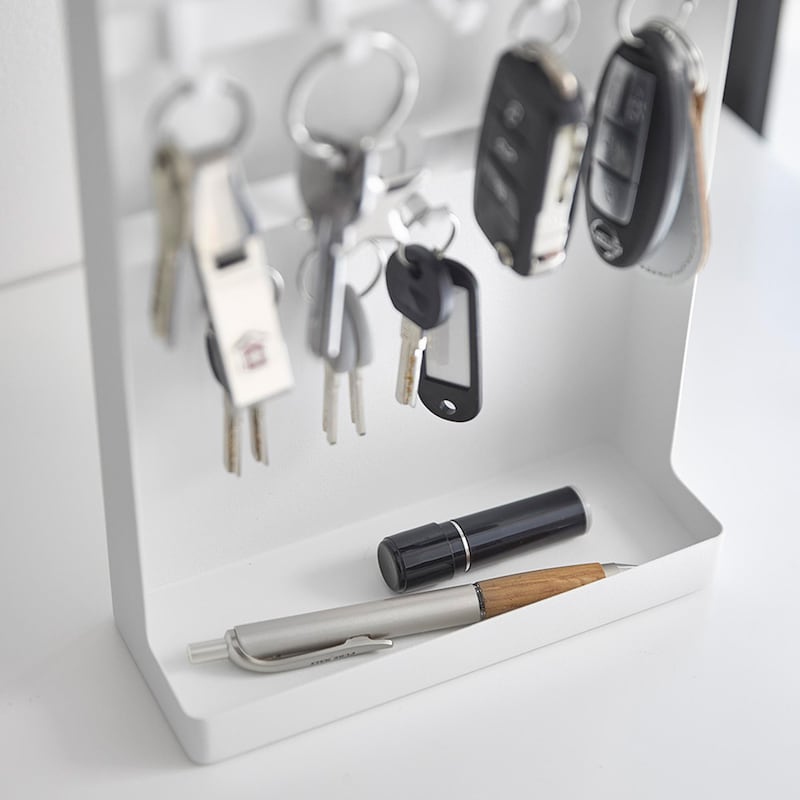 スタンド下部は印鑑やペンなどの小物を収納できます