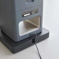 ACアダプターや電源タップを隠して収納できるスチール製の台車