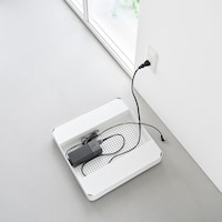 リモコンやアダプターなどのコード類もまとめて一括収納