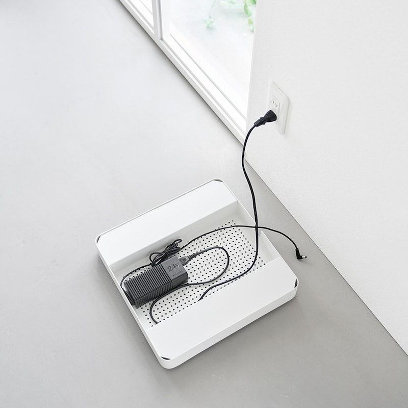 リモコンやアダプターなどのコード類もまとめて一括収納