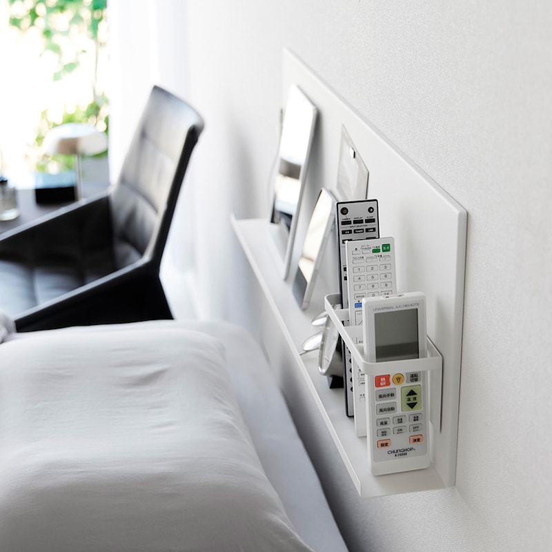 リモコンを立てて収納できるホルダー付き