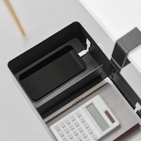 スマートフォンを収納しながら充電でき、充電ケーブルを引っ掛けられます