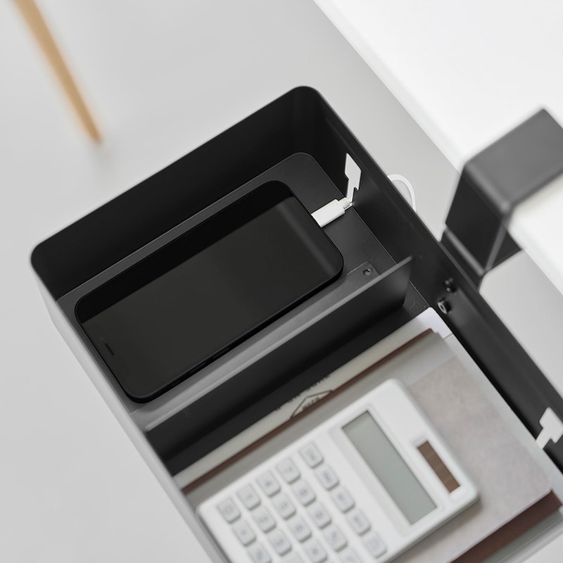 スマートフォンを収納しながら充電でき、充電ケーブルを引っ掛けられます