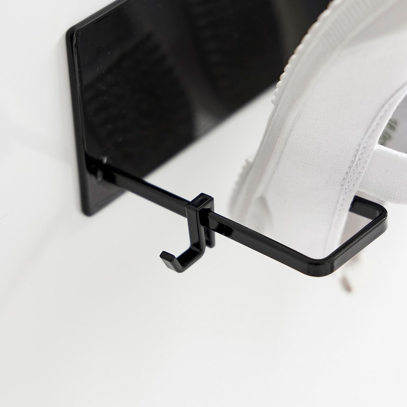 ブラシ等の収納に便利なフック付き