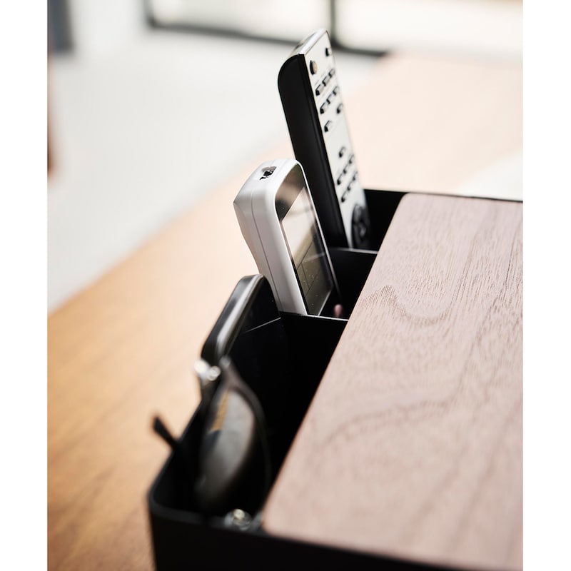 リモコンや文具などの小物をテッシュと一緒に一括収納