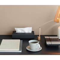 スチール製で重厚感のあるデザイン