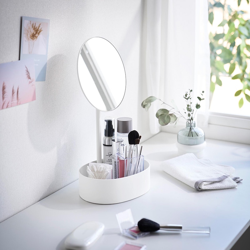 高さと角度が調節できてヘアーセットやメイクに便利なミラー