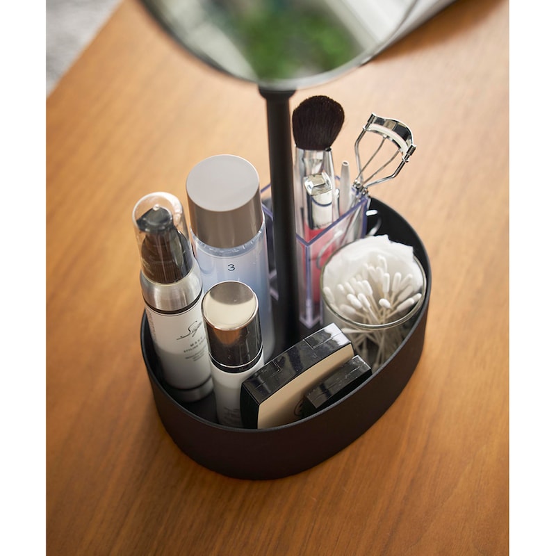 収納部は深さがあるので長いボトル類も倒れることなく快適に使えます