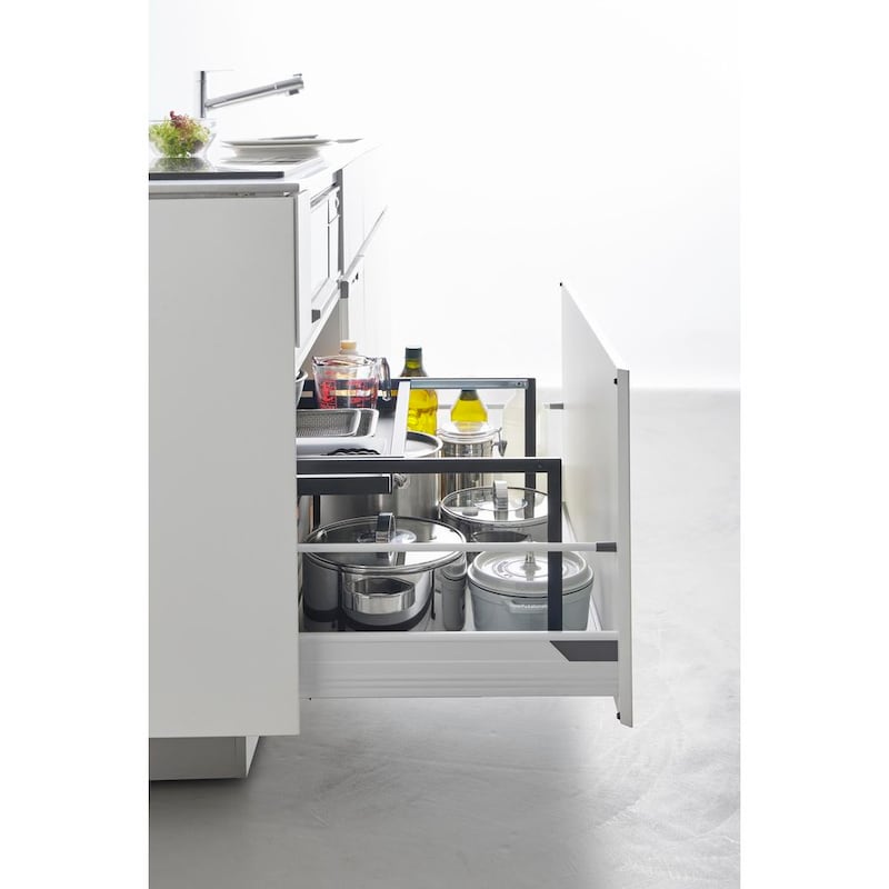 伸縮して調整ネジで固定