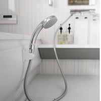 お子様やペットのお風呂にもシャワーヘッドの角度と設置場所を変えられて便利です