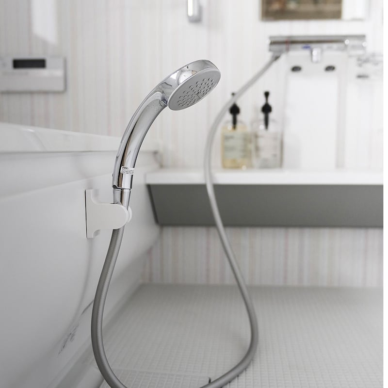 お子様やペットのお風呂にもシャワーヘッドの角度と設置場所を変えられて便利です