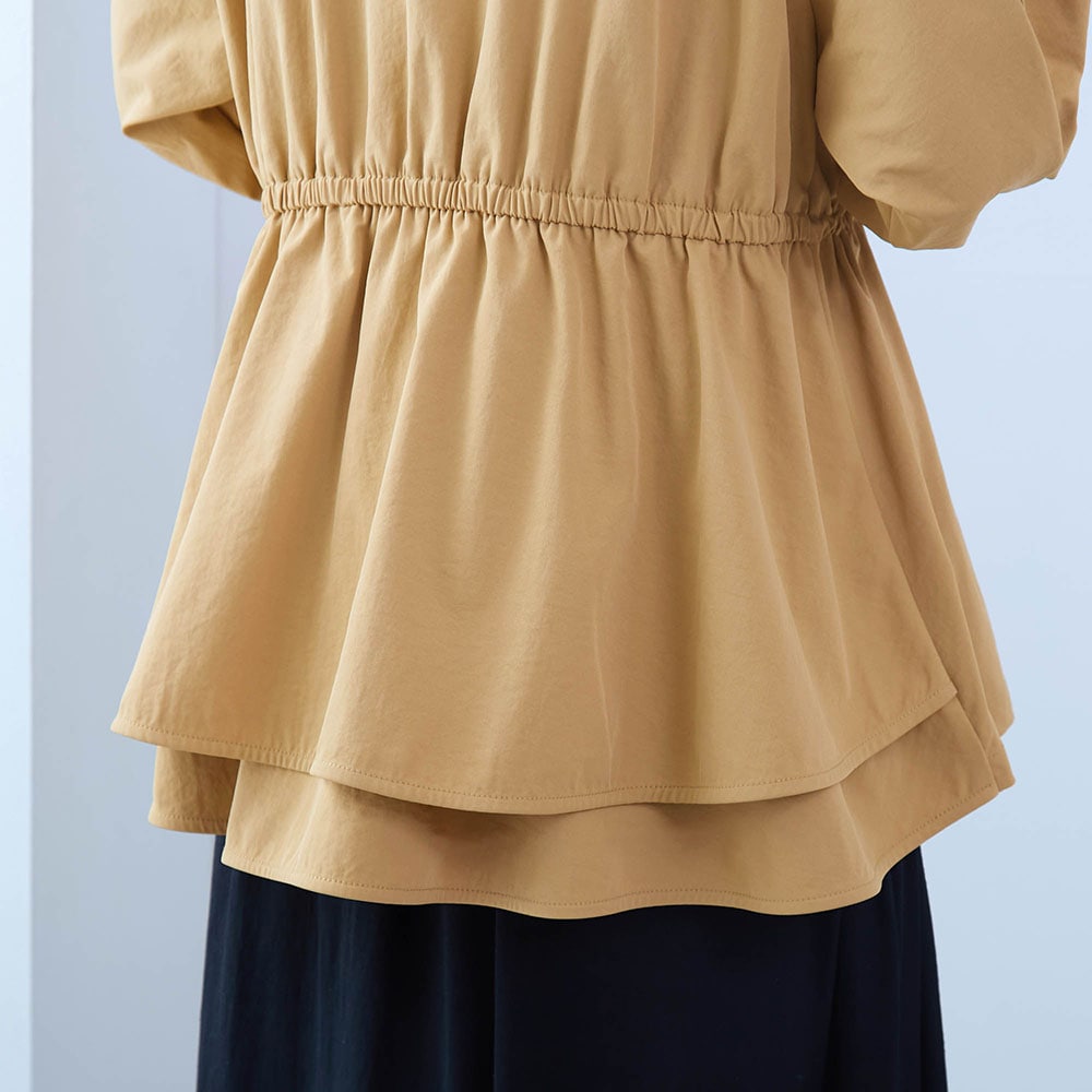 後ろ裾はギャザー＆フリルデザイン