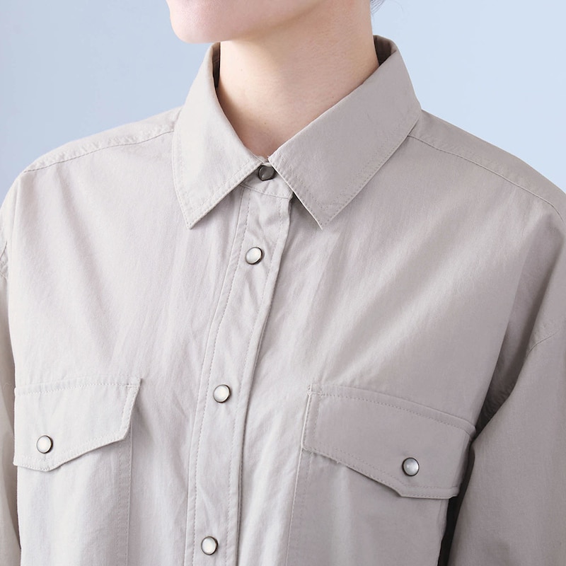 パール調のドットボタンがアクセントに