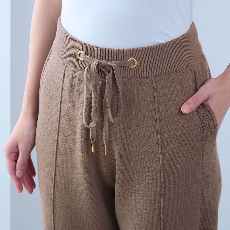 ウエストは総ゴム＋紐調整可能で快適な着心地