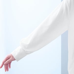 やや透け感のあるシャツ素材