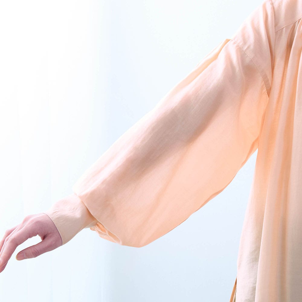 ほどよいシアー感と上品でぽわんとしたボリューム袖が大人可愛い