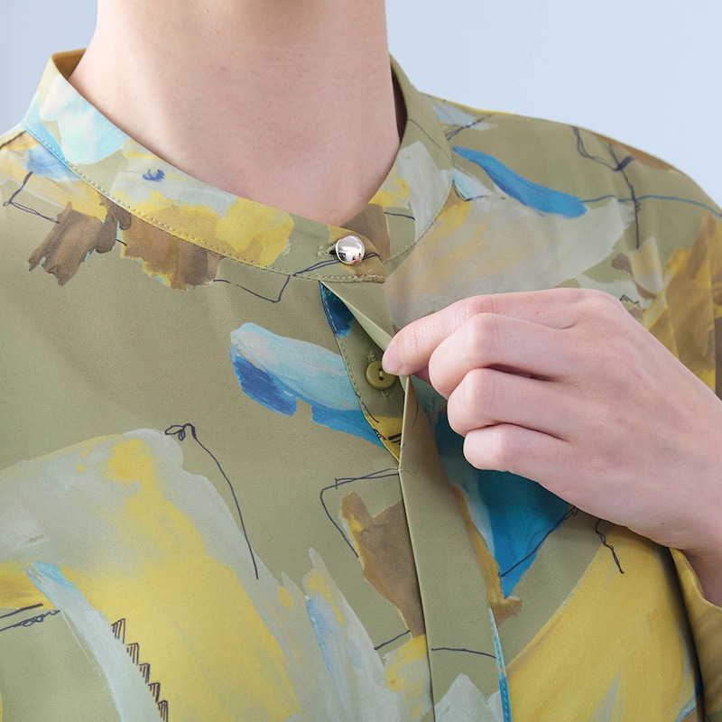 第二ボタン以降をヒヨク仕立てにすることですっきりとした印象に