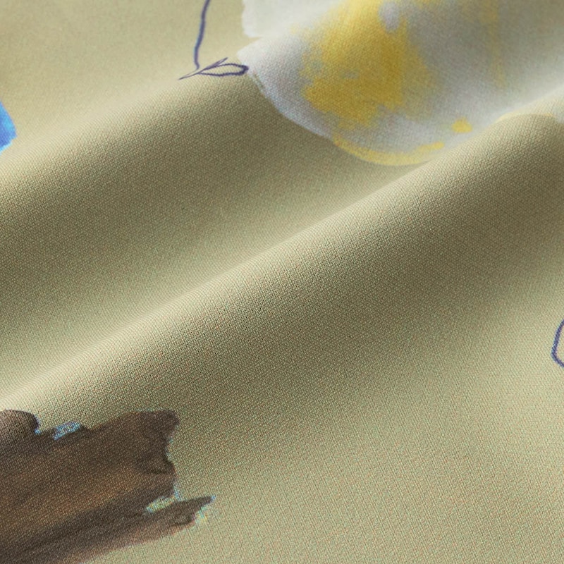 上品な揺れをもたらす落ち感のある上質素材