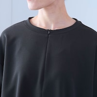 開閉可能なフロントジップで「きちんと」も「カジュアル」も印象自在