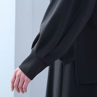 袖はタックデザインでさりげないポイントに