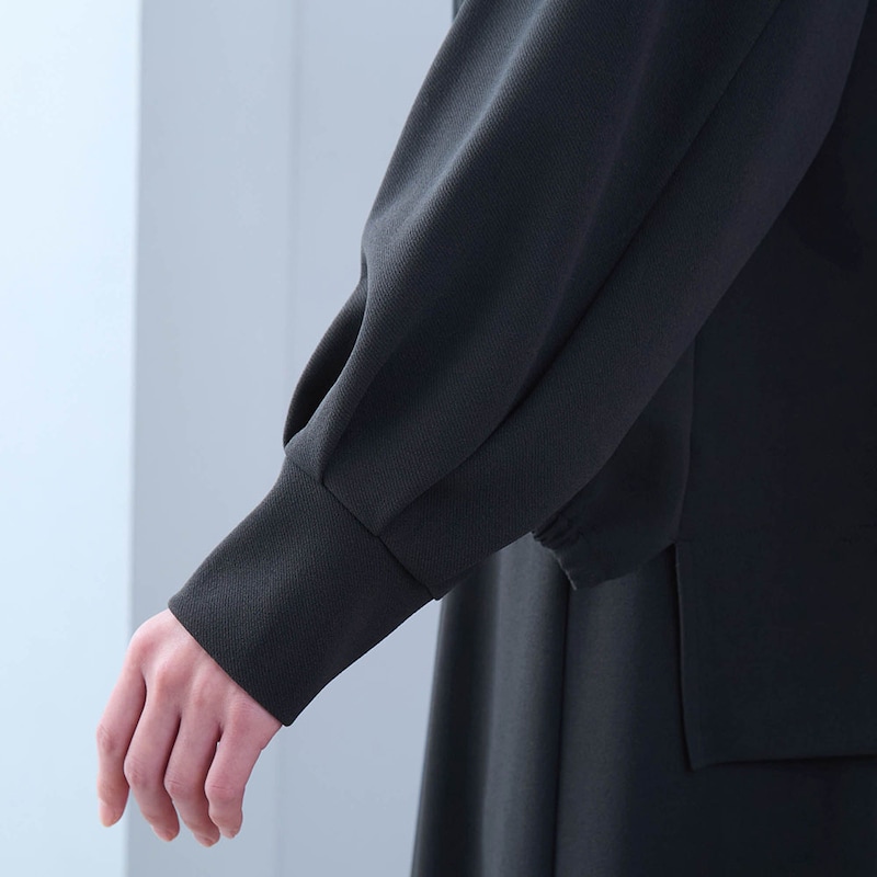 袖はタックデザインでさりげないポイントに