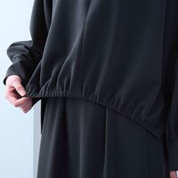 トップスの裾はギャザーデザインでバランスが取りやすい