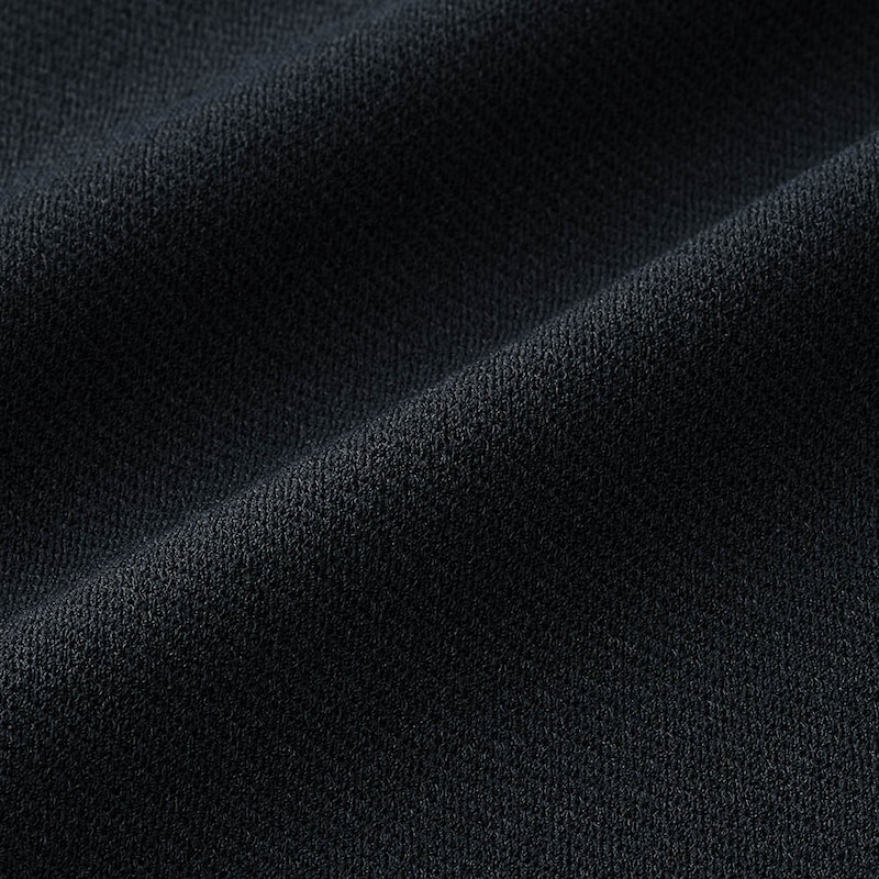 ストレッチ性のある素材で長時間座ってもシワになりにくい