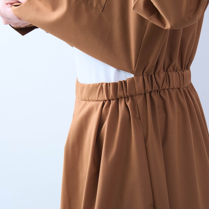 後ろ身頃のみで繋がっているデザイン