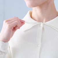 重ねた襟デザインが華やかな印象に
