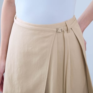 巻きスカートはベルトで調節可能