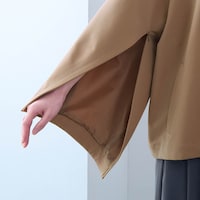 袖の内側には開閉可能なファスナーを内蔵