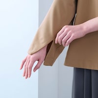 ファスナーなので開き具合は調整可能