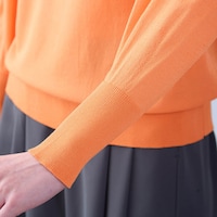 袖は編地入りでふんわりとしたシルエットに