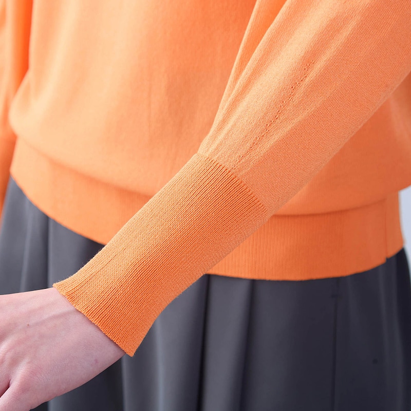 袖は編地入りでふんわりとしたシルエットに