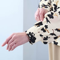 袖のカフス部分にボタンを施しアクセントに