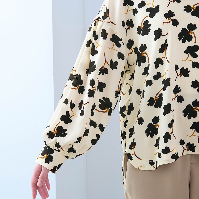 袖はふんわりとしたシルエット