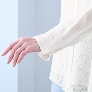 袖のカフスにもレースを施し華やかに