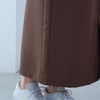 切替えを入れ細身シルエットに